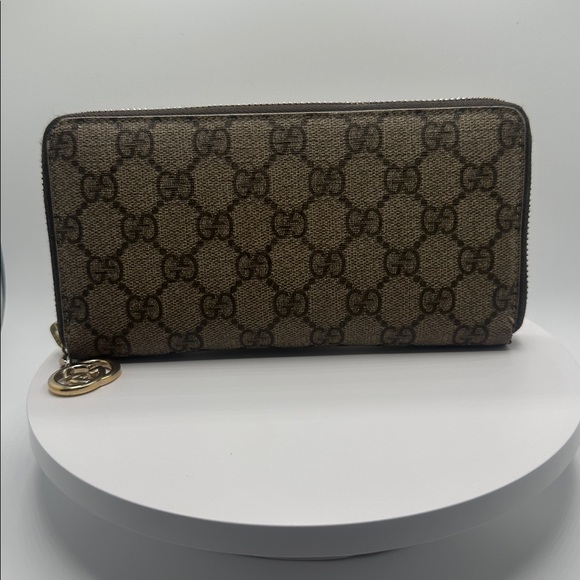 Authentic Gucci GG supreme zip around wallet - Picture 6 of 9